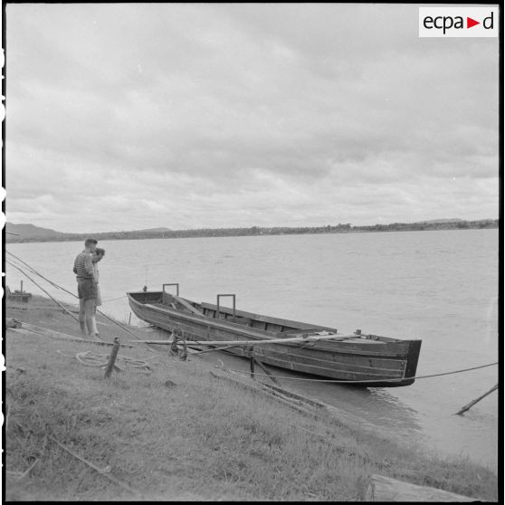 Pirogue laotienne sur le chantier naval de Savannakhet, au bord du Mékong.