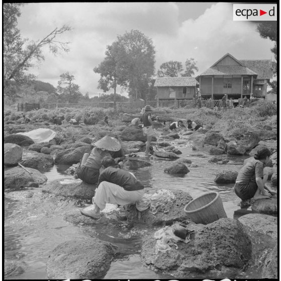 Civils laotiens lavant leur linge à proximité de l'école des sous-officiers de Paksong.
