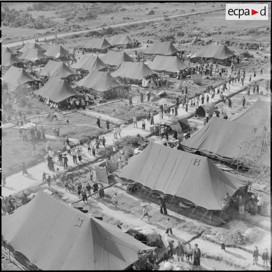 Vue aérienne d'un camp de réfugiés aux environs de Thu Duc près de Saigon