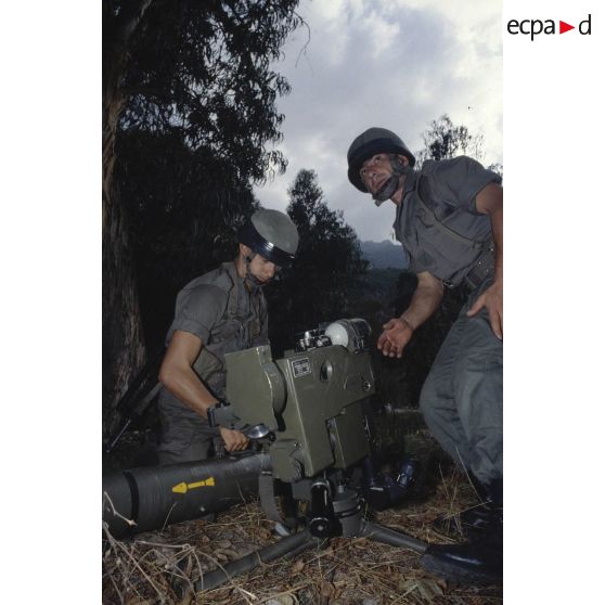 Portrait d'un binôme de servants de lance-missiles AC3G-MP (antichar de 3e génération moyenne portée) du 2e REP (régiment étranger parachutiste) posté lors d'un exercice, munition mise en place.