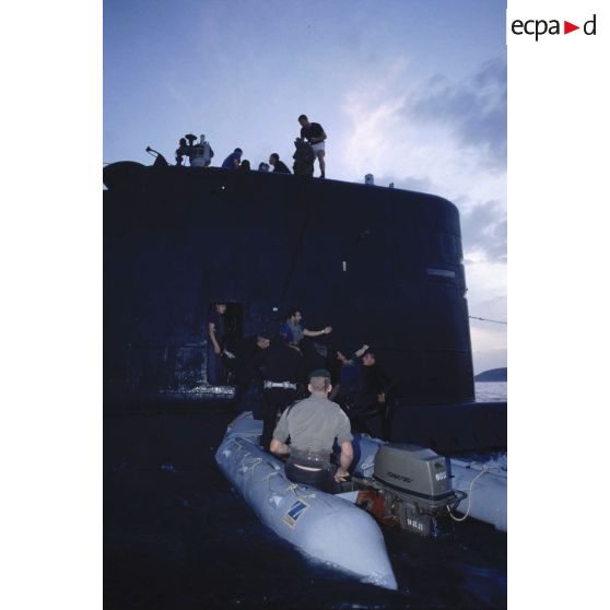 Contact de la compagnie nautique du 2e REP (régiment étranger parachutiste) sur zodiac avec l'équipage du sous-marin Galatée (S646) sorti dans la baie de Calvi lors d'un exercice.