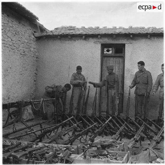Les ralliés chargent leurs armes sur un véhicule de l'armée française.