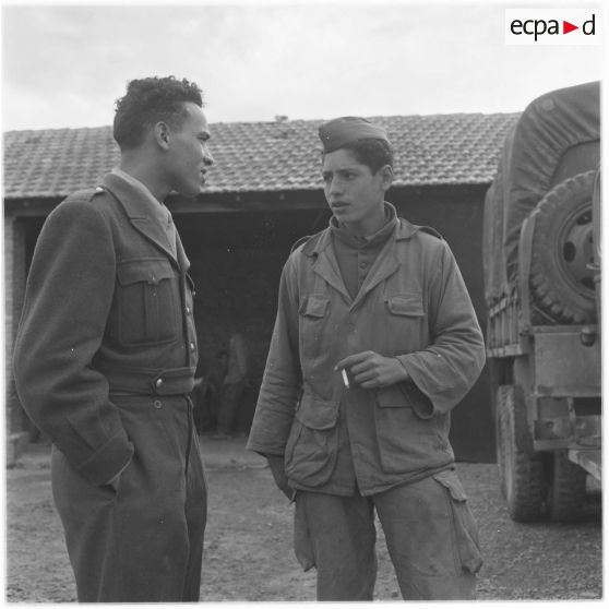 Un rallié de la bande d'Hambli Ali, originaire de Souk Ahras, s'entretient avec un tirailleur servant dans l'armée française.