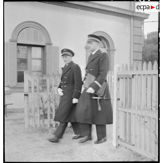 Arrivée du général de brigade aérienne Jean-Marie Bergeret, secrétaire d'Etat à l'Aviation, et de son aide de camp sur la base aérienne 108 de Marignane.