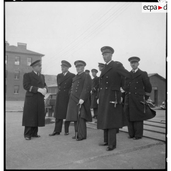 Les autorités écoutent la présentation d'un commandant lors de leur visite sur la base aérienne 108 de Marignane.