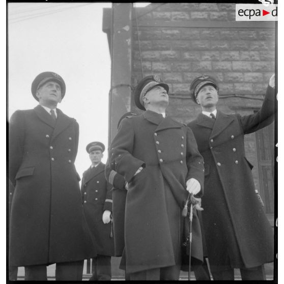 Lors de leur visite sur la base aérienne 108 de Marignagne, les autorités assistent à des démonstrations et évolustions aériennes.