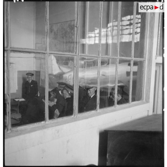 Des présentations sont faites à l'amiral de la flotte François Darlan lors de sa visite sur la base aérienne 108 de Marignane.