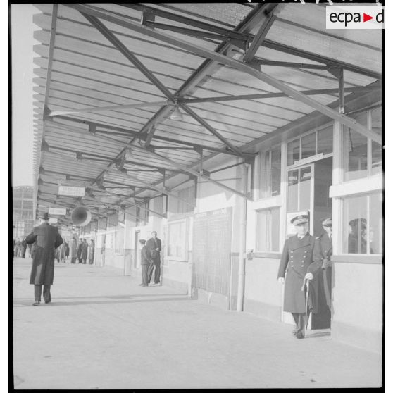 L'amiral de la flotte François Darlan, chef du gouvernement et vice-président du Conseil, lors d'une visite sur la base aérienne 108 de Marignane.
