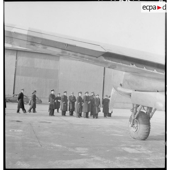 L'amiral de la flotte François Darlan, chef du gouvernement et vice-président du Conseil, se fait présenter des appareils lors d'une visite sur la base aérienne 108 de Marignane.