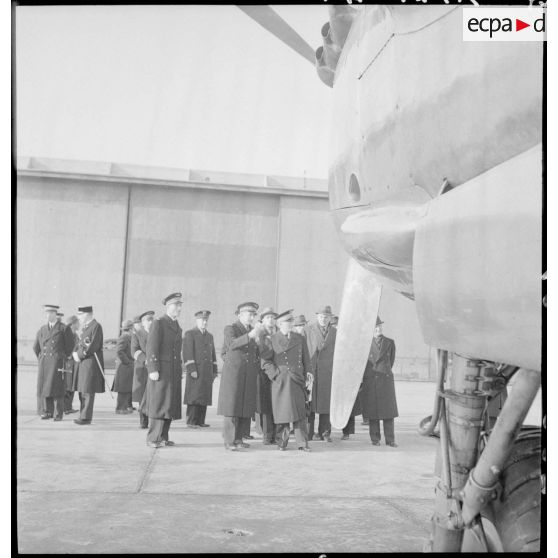 L'amiral de la flotte François Darlan, chef du gouvernement et vice-président du Conseil, se fait présenter des appareils lors d'une visite sur la base aérienne 108 de Marignane.
