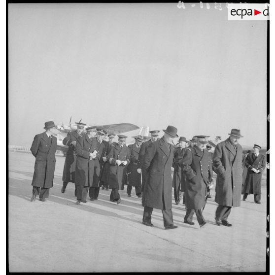 L'amiral de la flotte François Darlan, chef du gouvernement et vice-président du Conseil, est entouré de personnalités civiles et militaires lors d'une visite sur la base aérienne 108 de Marignane.