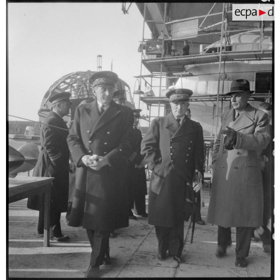 Présentation de matériel à l'amiral de la flotte François Darlan et au général de brigade aérienne Jean-Marie Bergeret lors de leur visite sur la base aérienne 108 de Marignane.