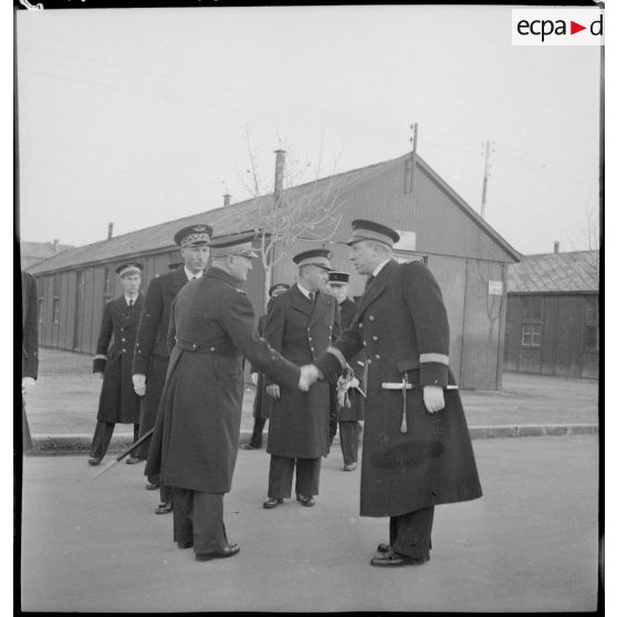 Des officiers sont présentés à l'amiral de la flotte François Darlan lors de sa visite sur la base aérienne 108 de Marignane.