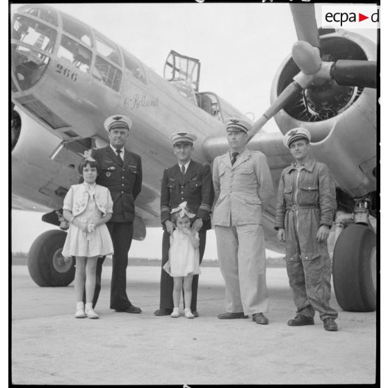 L'équipage et les passagers du bombardier Glenn Martin 167 F Capitaine Rolland, avion courrier en provenance de Madagascar, sont accueillis sur l'aérodrome de Vichy-Rhue.