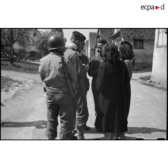 Un commandant du 2e bataillon de zouaves portés (2e BZ) contrôle l'identité de travailleurs français.