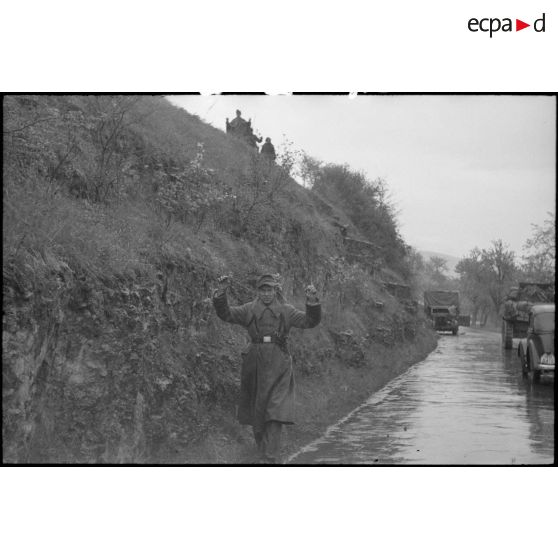 A proximité de la commune de Fützen, après avoir pris à partie des éléments du combat command n°3 (CC3), des soldats allemands se rendent.