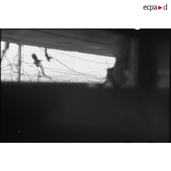 Vue depuis l'intérieur d'un blockhaus sur une plage à Dunkerque.