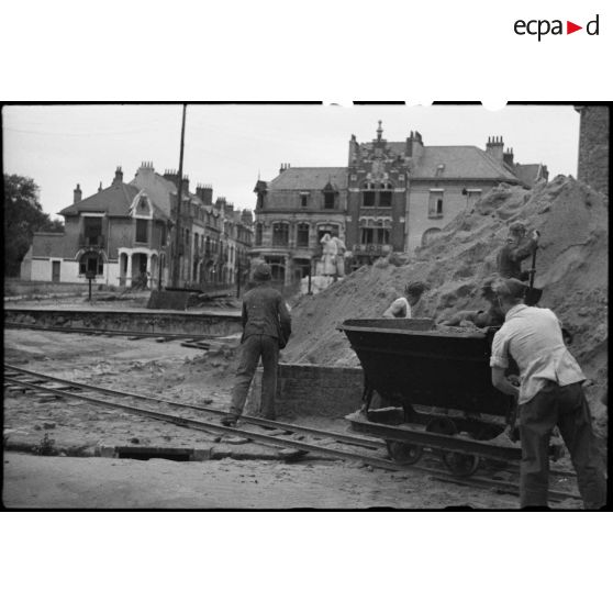 Prisonniers de guerre allemands au travail dans Dunkerque en ruine.