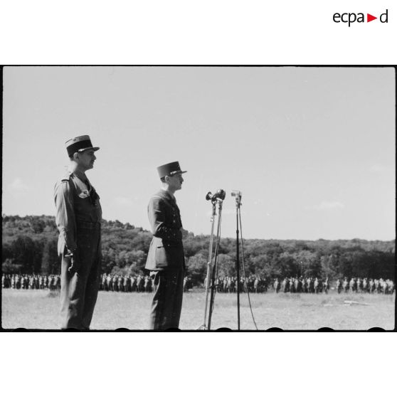 Le général de corps d'armée Leclerc s'adresse aux hommes de la 2e division blindée (2e DB) rassemblés lors de la cérémonie d'adieu à la division.