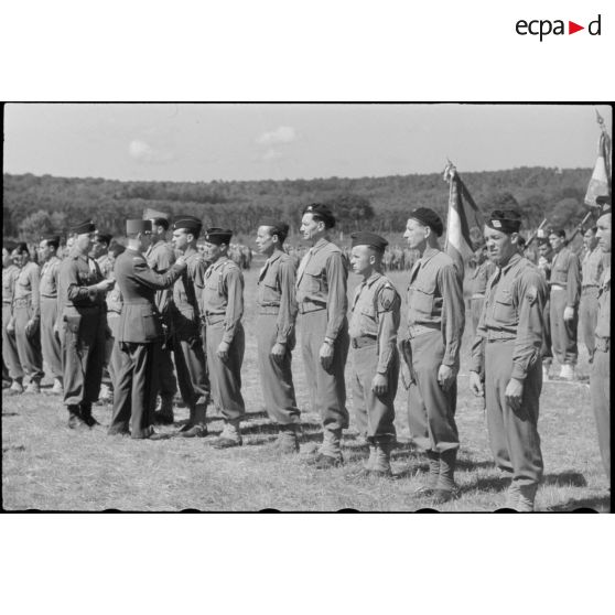 Le général de corps d'armée Leclerc décore des sous-officiers lors de la cérémonie d'adieu à la 2e division blindée (2e DB).