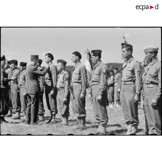 Le général de corps d'armée Leclerc décore des sous-officiers lors de la cérémonie d'adieu à la 2e division blindée (2e DB).