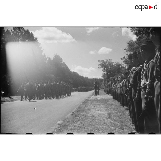 Défilé des unités de la 2e division blindée (2e DB) devant le général de corps d'armée Leclerc, son état-major et les officiers à l'issue de la cérémonie d'adieu du général à sa division.