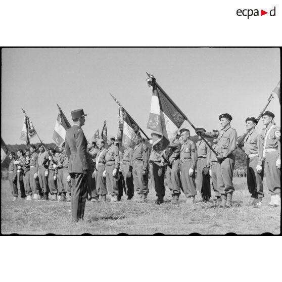 Le général de corps d'armée Leclerc décore l'étendard du 501e régiment de chars de combat (501e RCC)  lors de la cérémonie d'adieu du général à la 2e division blindée (2e DB).