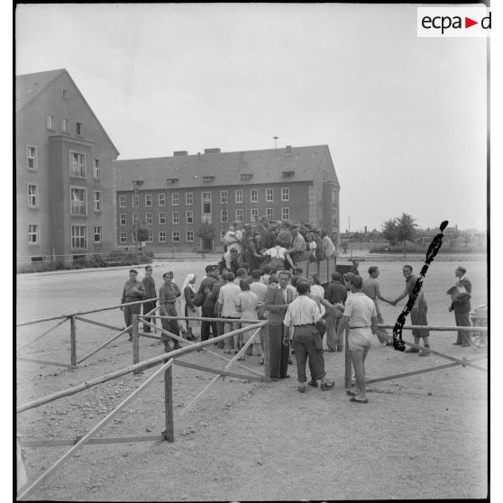 Le camp de rapatriement pour personnes déplacées de Knielingen (3 km de Karlsruhe).