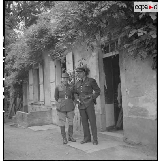 Le général de brigade Lucien Merlin et le colonel Louis Dio à la villa Les Bornages à Bourron-Marlotte, quartier général de la 2e division blindée (2e DB).