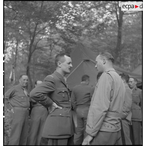 Le général Leclerc et des officiers de la 2e division blindée (2e DB) participent à un cocktail dans le parc de la villa Les Bornages à Bourron-Marlotte, quartier général de la division.