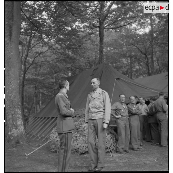 Le général Leclerc et des officiers de la 2e division blindée (2e DB) participent à un cocktail dans le parc de la villa Les Bornages à Bourron-Marlotte, quartier général de la division.