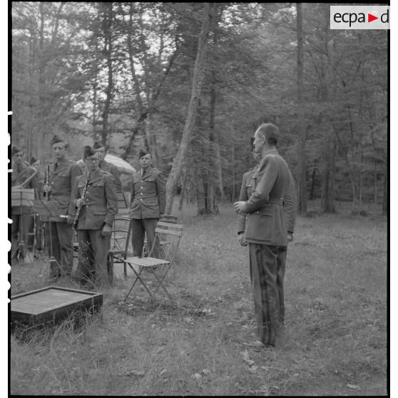 Lors d'un cocktail, le général Leclerc et des officiers écoutent la musique de la 2e division blindée (2e DB) dans le parc de la villa Les Bornages à Bourron-Marlotte, quartier général de la division.