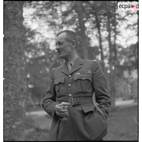Portrait du général de corps d'armée Leclerc dans le parc de la villa Les Bornages à Bourron-Marlotte, quartier général de la 2e division blindée (2e DB).