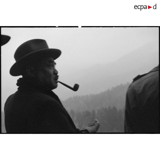 Le prince Souphanouvong du Laos lors d'une visite au Berghof, résidence secondaire d'Hitler.
