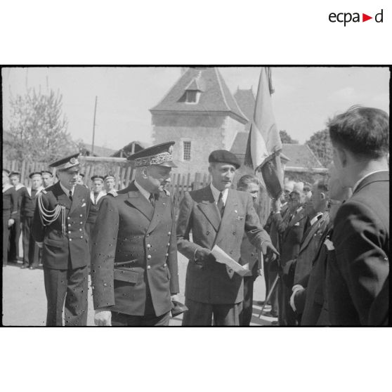 Le contre-amiral Henri Bléhaut se fait présenter d'anciens marins et anciens combattants à l'occasion d'une cérémonie de remise de drapeau.