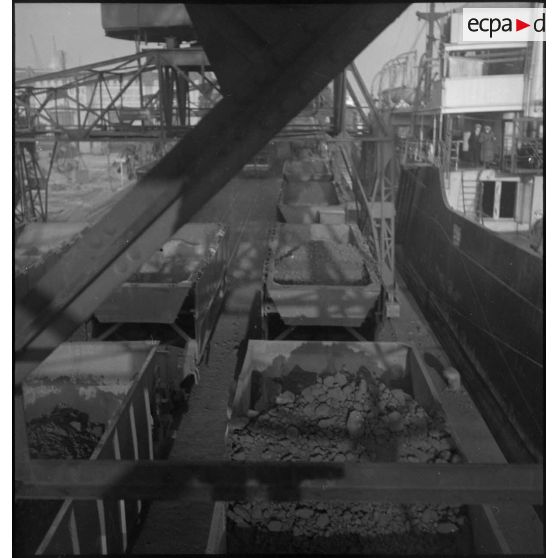 Des wagons contenant des minerais sont parqués sur les quais le long des navires avant chargement.