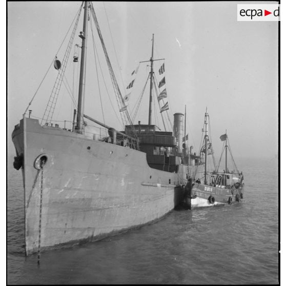 Navire de commerce arraisonné par la police de la navigation dans le cadre du blocus.