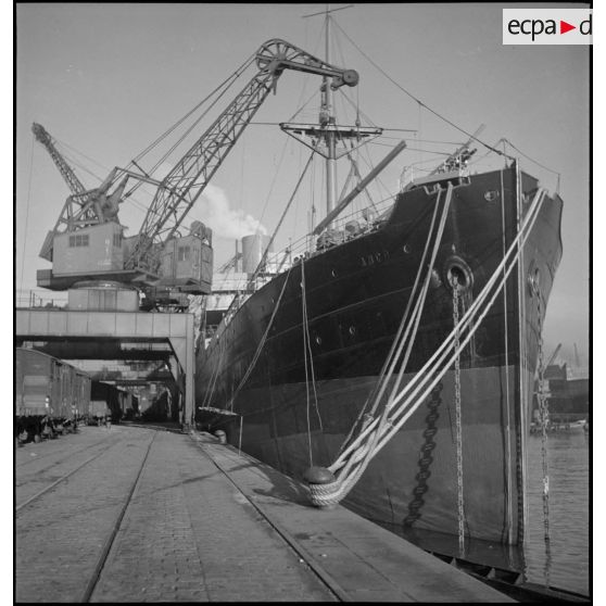 Cargo amarré dans un port pour déchargement.