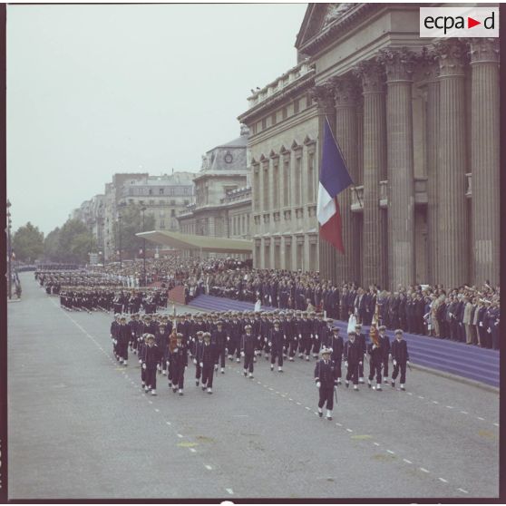 Défilé à pied. Passage devant l'Ecole militaire des drapeaux et leur garde de l'école navale et de l'école militaire de la Flotte (EMF), suivies du centre d’instruction naval (CIN) de Saint-Mandrier, lors de la cérémonie du 14 juillet 1977.