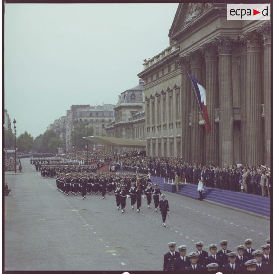 Défilé à pied. Passage devant l'Ecole militaire du drapeau et sa garde du Centre d’instruction naval (CIN) de Saint-Mandrier, suivi du Centre d’instruction naval (CIN) de Brest, lors de la cérémonie du 14 juillet 1977.