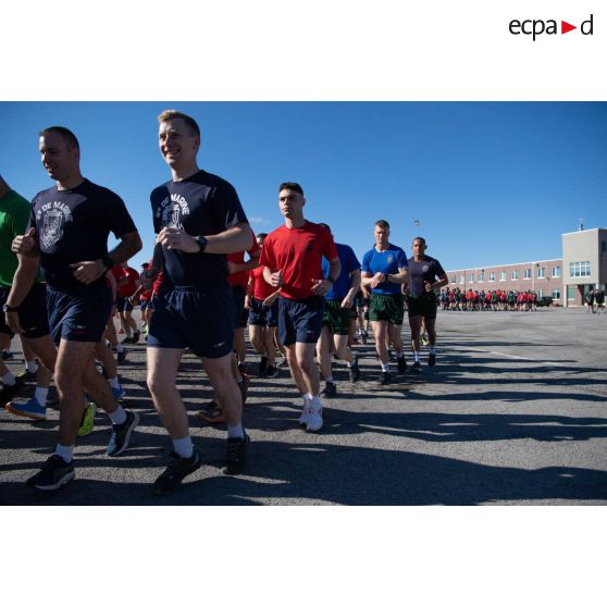 Des soldats du 2e régiment d'infanterie de marine (RIMa), du 6e régiment du génie (RG) et du 2e régiment étranger de génie (REG) partent pour un footing autour du camp de Tapa, en Estonie.