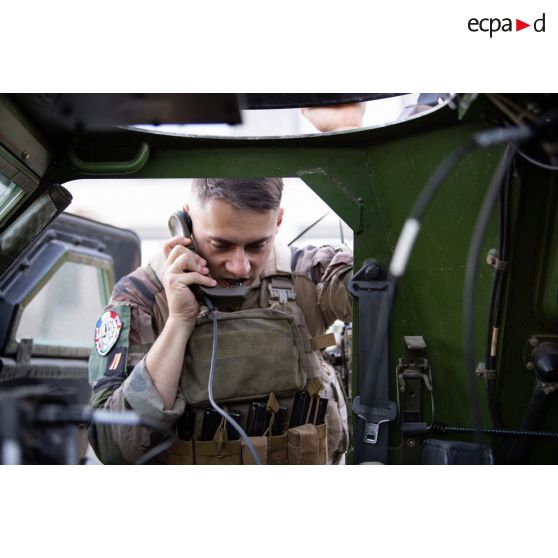 Un marsouin du 2e régiment d'infanterie de marine (RIMa) contrôle le bon fonctionnement de la radio de bord d'un véhicule blindé léger (VBL) à Tapa, en Estonie.