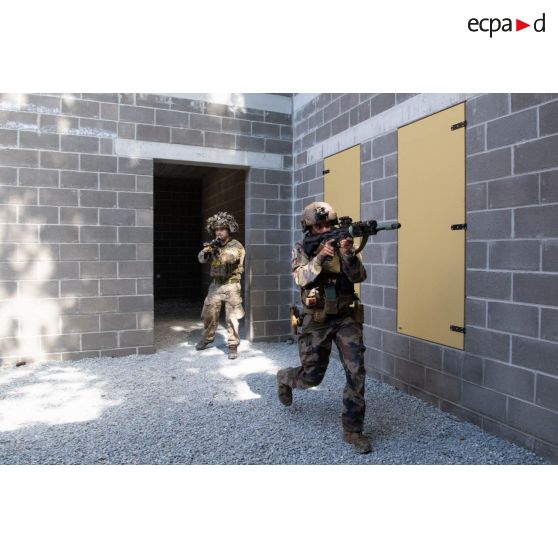 Le caporal-chef Flavie du 11e régiment d'artillerie de marine (RAMa) progresse dans un bâtiment avec son binôme britannique à Rabasaare, en Estonie.