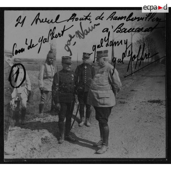 1 / 21 avril [1915]. Route de Rambervillers à Baccarat. Com[mandan]t de Galbert, g[énér]al Varin, g[énér]al Lamy, g[énér]al Joffre. [légende d'origine]