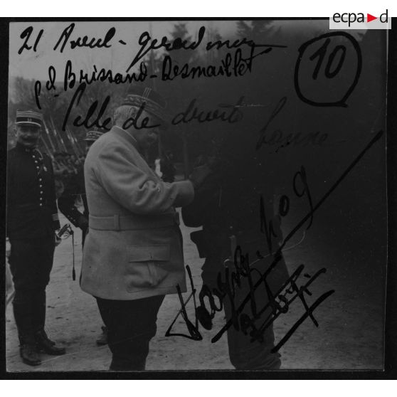 10 / 21 avril [1915]. Gerardmer. Colonel Brissaud-Desmaillet. Celle de droite bonne. [illisible] n° 9. [légende d'origine]