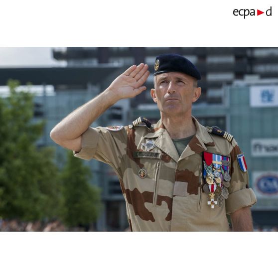 Le colonel Claude Minjoulat-Rey, chef d'état-major de la brigade Serval, prend le commandement des troupes pour une cérémonie sur la place de Jaude à Clermont-Ferrand.