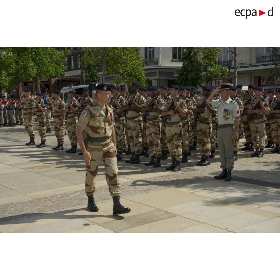 Le colonel Claude Minjoulat-Rey, chef d'état-major de la brigade Serval, prend le commandement des troupes pour une cérémonie sur la place de Jaude à Clermont-Ferrand.