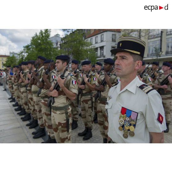 Rassemblement des soldats du 92e régiment d'infanterie (RI) pour une cérémonie sur la place de Jaude à Clermont-Ferrand.