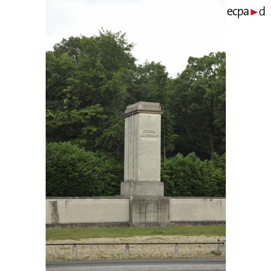 Monument érigé en l'honneur du général Pershing dans le cimetière des Gonards à Versailles.