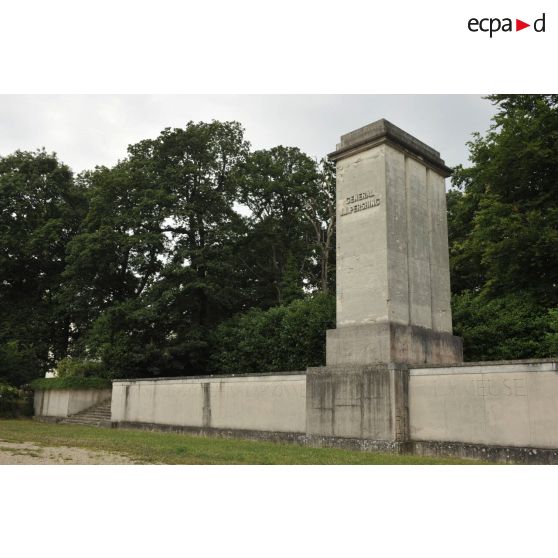 Monument érigé en l'honneur du général Pershing dans le cimetière des Gonards à Versailles.